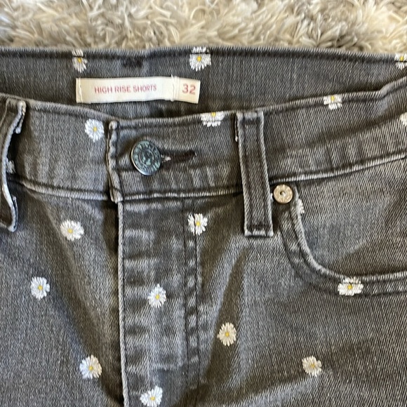 Levi Daisy Denim Shorts - Picture 4 of 7